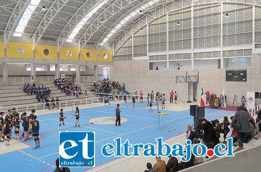 VOLEY.- Infaltable es el voleibol en este tipo de arenas, por lo cual se realizó un extenso juego, dando así el vamos en la misma cancha.