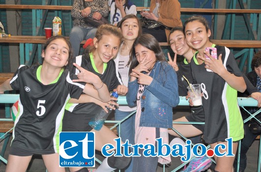 PURA DINAMITA.- Aquí tenemos a las niñas del San Felipe Voley celebrando como nunca esta nueva victoria deportiva.