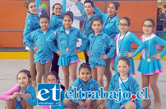 ESTOS CHICOS VUELAN.- Aquí tenemos a los patinadores sanfelipeños celebrando sus triunfos obtenidos en Ñuñoa.