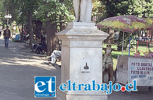 Escultura de Plaza de Armas de San Felipe, recientemente restaurada, sufrió vistoso y vandálico rayado.