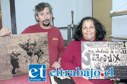 LOS NEGATIVOS.- La encargada de talleres del Ciem Aconcagua, Olivia Ramírez y el profesor David Herrera, muestran a Diario El Trabajo los negativos en madera para crear los impresos.