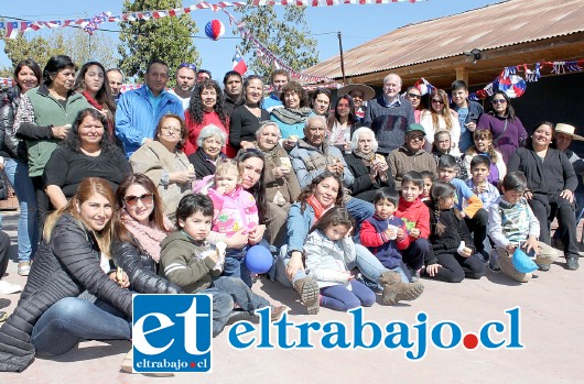 FAMILIA ULLOA.- Aquí tenemos a la gran Familia Ulloa, peques y grandes unidos para celebrar el feliz regreso de la mujer que hace casi medio siglo se fue a Estados Unidos.