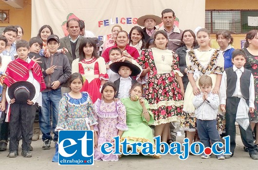 FIESTA DE LA CHILENIDAD.- Aquí tenemos a la gran comunidad educativa de este curso, usos y costumbres en su máxima expresión.