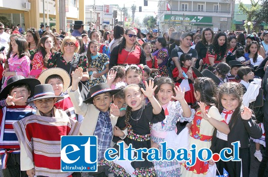 LISTOS PA’ LA CUECA.- Como si fuera el 18, así vivieron estos pequeñitos la III Jornada Mil pañuelos al viento 2016.