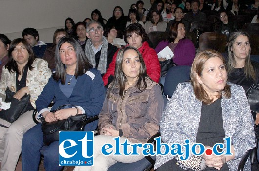 TODOS ATENTOS.- El teatro del Liceo Roberto Humeres estaba a lleno total, sin embargo, el silencio fue absoluto durante algunos minutos.