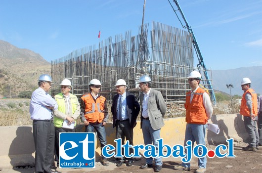 Un 22% de avance alcanza la obra de construcción de la Ruta 60 CH. Así lo dieron a conocer este miércoles, durante una visita del intendente Gabriel Aldoney a la Provincia, junto al gobernador Eduardo León y el alcalde Patricio Freire, quienes arribaron hasta el viaducto en construcción.