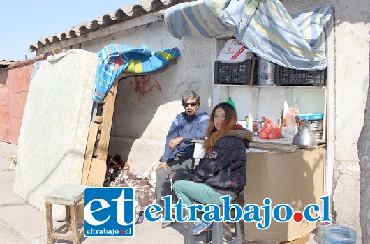 DRAMA FAMILIAR.- Así de indefensa está esta familia sanfelipeña, durmiendo en la calle con sus hijas, aparentemente cuentan sólo con la indiferencia de la comunidad.