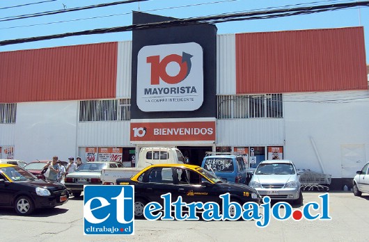 El Supermercado Mayorista 10 se ubica en calle Santo Domingo 111 en San Felipe.