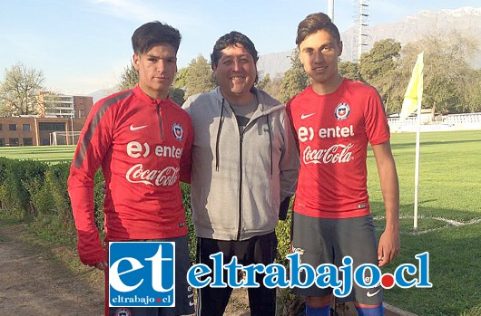 Matías Silva e Ignacio Mesías se integraron a la selección chilena U17. En la imagen se les ve junto a Richard Ponce, su entrenador en las series cadetes del Uní.