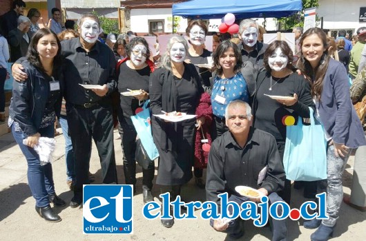 MIMOS REGALONES.- Aquí tenemos a estos regalones abuelos maquillados como mimos, cada uno de ellos ofreció su mejor esfuerzo artístico durante la función especial.