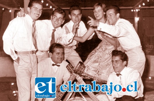 Aquí tenemos a esta desequilibrante chiquilla con Los Agricolan Rockles, banda de los años sesentas.