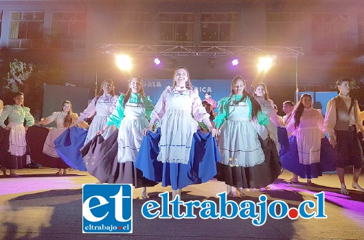 Ballet folclórico Municipal de Catemu, se lució en su Gala, donde los bailarines, junto al grupo folclórico que acompaña sus presentaciones, sacaron aplausos de pie de parte de los asistentes.