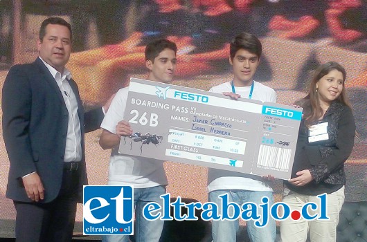 LOS CAMPEONES.- Javier Carrasco e Israel Herrera, ambos con 17 años y alumnos del 4ºA, los nuevos campeones nacionales de la 7ª Olimpiada Nacional de Mecatrónica, organizada por Festo Chile, en Santiago.