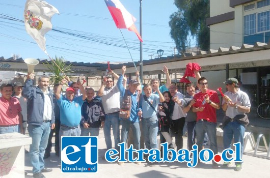 Wladimir Tapia, presidente de la Confederación de Funcionarios Municipales, Asemuch San Felipe, junto a dirigentes y trabajadores de otros servicios públicos, se manifestaron en el ingreso de la Gobernación Provincial.