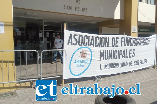 Trabajadores de la Municipalidad de San Felipe extenderán paralización durante toda la jornada de hoy viernes.