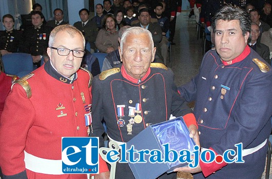 LLEVA 73 AÑOS COMO BOMBERO.- Ismael Herrera, es uno de los tesoros vivientes de esta compañía de Bomberos, en San Felipe.