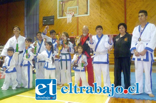 LOS CAMPEONES.- Peques y grandes regresaron con trofeos, copas y medallas, y también con la sensación de haber participado.