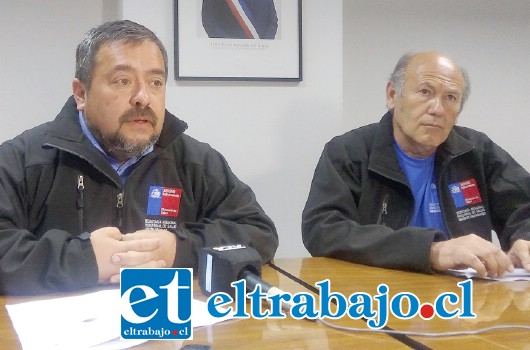 Mario Méndez, jefe de la Oficina Aconcagua de la Seremi de Salud (a la izquierda), junto a Raúl Donoso, Fiscalizador del área de seguridad química de la misma repartición (a la derecha).