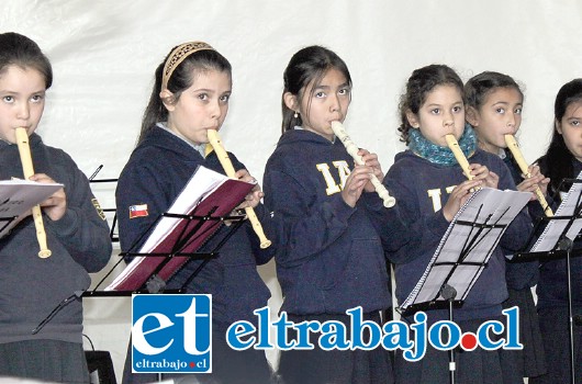 CIERRE DE LUJO.- El cierre del Mutarte se hizo con un gran concierto de cierre realizado por el conjunto de flautas traversas, del Colegio Villa Aconcagua de Con-Con, dirigidos por la profesora Mariela Martel.