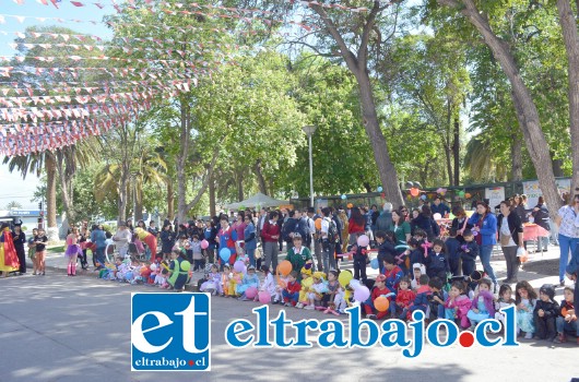 La importante ceremonia aniversario, se efectuó en la Plaza de Armas de esta comuna, y contó con la participación del alcalde protocolar José Grbic y del concejal David Olguín, además de directores, docentes y de cientos de niños escuelas, colegios y jardines infantiles..