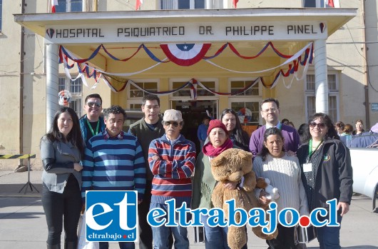 En la fotografía: Director, Jaime Retamal Garrido; sub directora administrativa Danisa Collao López, y jefes de UME 2 y UME 3, junto a usuarios del dispositivo.