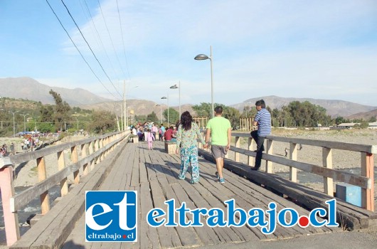 Más de mil personas llegaron a presenciar el hito que significa, un cambio radical de la avenida Alejandrina Carvajal, la restauración del Puente Cimbra y la habilitación de un nuevo y hermoso parque para la comunidad.