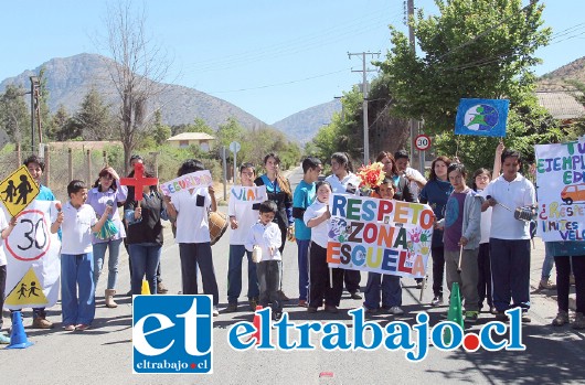 La comunidad del Centro de Apoyo a la Educación Especial de Putaendo, se tomó la calle Juan Rozas para protestar contra los conductores que no respetan los límites de tránsito establecidos en el sector, que indican no superar los 30 kilómetros por hora.