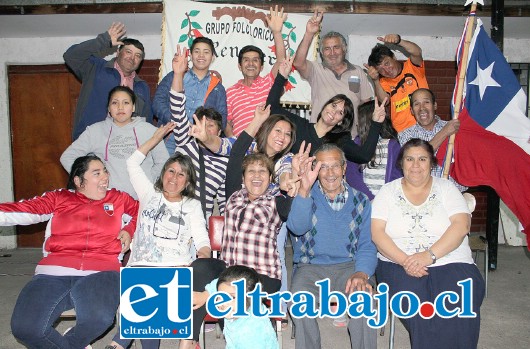 CLUB FOLCLÓRICO RENACER.- El directorio y parte de los folcloristas de Renacer, atendieron ayer jueves a Diario El Trabajo, para hacer ellos directamente la invitación a este colosal campeonato.