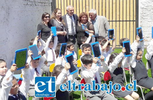 TAMBIÉN TABLETS.- Los niños felices, porque con recursos del Ministerio de Educación, ahora tienen 27 tablets para su trabajo en clases.