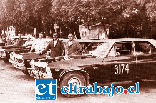 SIEMPRE AL FRENTE.- Al centro de esta foto del recuerdo, vemos a don Ismael en sus años de juventud, al frente de esta asociación de taxistas locales.