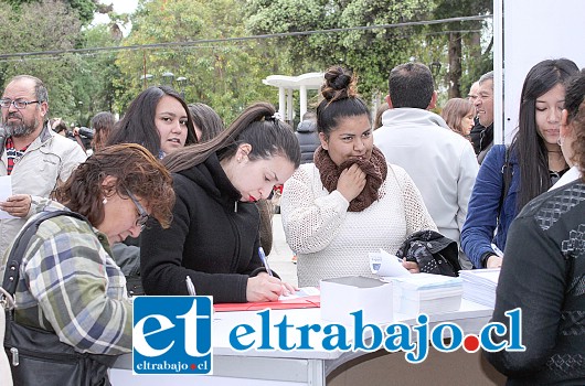 Gran cantidad de jóvenes, en su mayoría estudiantes de Educación Superior, llegaron a presentar sus currículum a la Expo Empleo y así conseguir uno de los 2200 puestos de trabajo que se ofrecen este año.