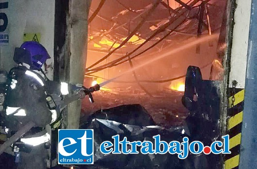 Un arduo trabajo realizó personal de Bomberos participando todas las unidades de la provincia de San Felipe en el combate de las llamas en el frigorífico Exser (Fotos: @JpVenegasValdes).