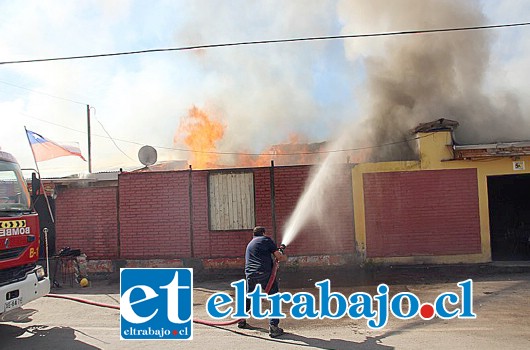 El material combustible existente al interior de los inmuebles y el fuerte viento que se dejaba sentir, facilitaron que las llamas se propagaran hacia una bodega y se movilizaran a través de la techumbre.