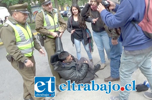 El momento en que Carabineros procedió a la detención del acusado por la manifestante, tras un comparendo en el Juzgado de Letras de San Felipe.