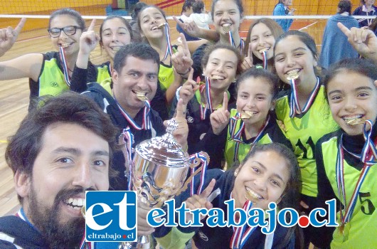 Ellos son los técnicos y jugadoras del San Felipe Voley U17, las nuevas campeonas nacionales en esa categoría, sanfelipeñas que hicieron morder el polvo a sus rivales durante todo el año.