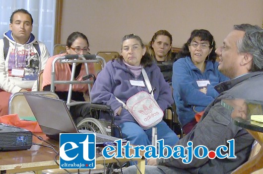 El taller tuvo como relator, al profesional no vidente del Programa San Felipe Inclusivo, Claudio Gregoire, quien abordó temas relacionados con el autoconcepto de los 13 vecinos también ciegos que están participando en la capacitación.