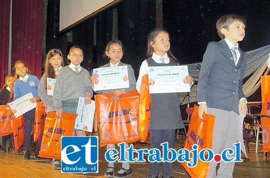 Felices se encontraban los Mejores Compañeros de cada escuela llayllaína al recibir su diploma y premios, siendo distinguidos con tal honrosa mención.