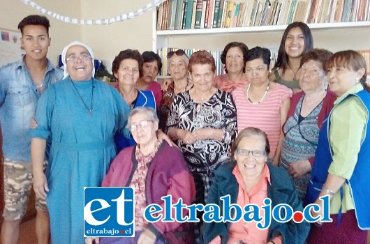 ABUELOS REGALONES.- Nuestra bella candidata compartió tiernamente con los abuelos del Club del Adulto Mayor Santa María de la esperanza, de Villa Industrial, como parte de sus actividades sociales del concurso.