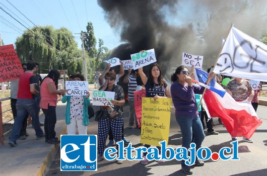 Los vecinos muestran los carteles con leyendas alusivas a los daños que pueden ocasionar la arena contaminada. (Foto gentileza Pedro Muñoz).