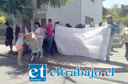 Los vecinos y familiares del menor protestan en las afueras de las oficinas del FAE.