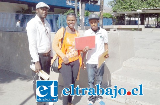 Tres ciudadanos haitianos durante la realización de trámites en San Felipe.