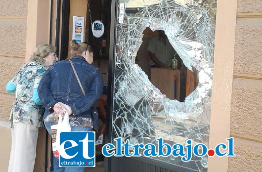 El vidrio de 1,5 de espesor que los delincuentes rompieron para entrar a la joyería Ónix.