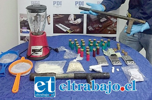 La PDI incautó pasta base, marihuana, escopetas hechizas y municiones desde un domicilio de la Villa Departamental de San Felipe, logrando la detención de un matrimonio que quedó en prisión preventiva.