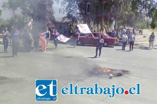 Trabajadores del Hospital San Camilo quemaron un neumático frente al establecimiento. (Foto Rafael Pérez)