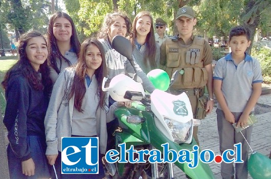 Alumnos del Colegio Pumanque, posan junto a funcionario de la policía motorizada.