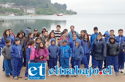 Los chicos hicieron algunas pautas en el camino, como en Puerto Varas, lugar en donde respiraron aire libre y se tomaron esta foto para Diario El Trabajo.