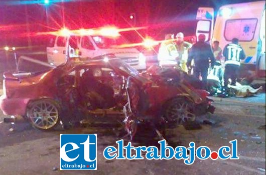 El accidente de tránsito se produjo la madrugada del pasado domingo, alrededor de las 03:10 horas, teniendo como protagonistas un vehículo Honda Prelude de color rojo y un automóvil Chevrolet Corsa. (Fotografías: @EmerVCordillera).