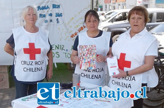 Las voluntarias instaladas en su stand en plaza de armas.