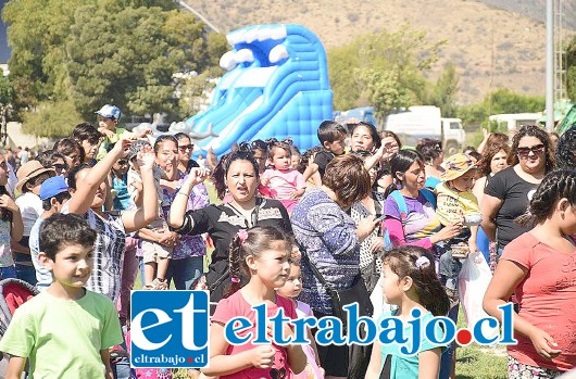 La fiesta se efectuó en el Estadio Municipal, y fue abierta para todos los vecinos de Llay Llay.