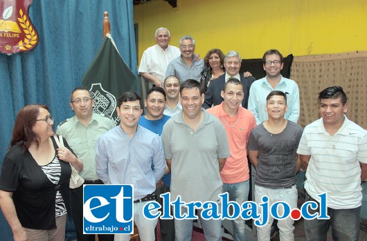 IMPARABLES.- Acompañados de las autoridades, vemos al frente a siete de los diez internos que ayer lunes, se titularon de Octavo básico en la Escuela Pedro Nolasco del CCP San Felipe. Ellos aseguran que continuarán estudiando en la Media. ¡Suerte muchachos!